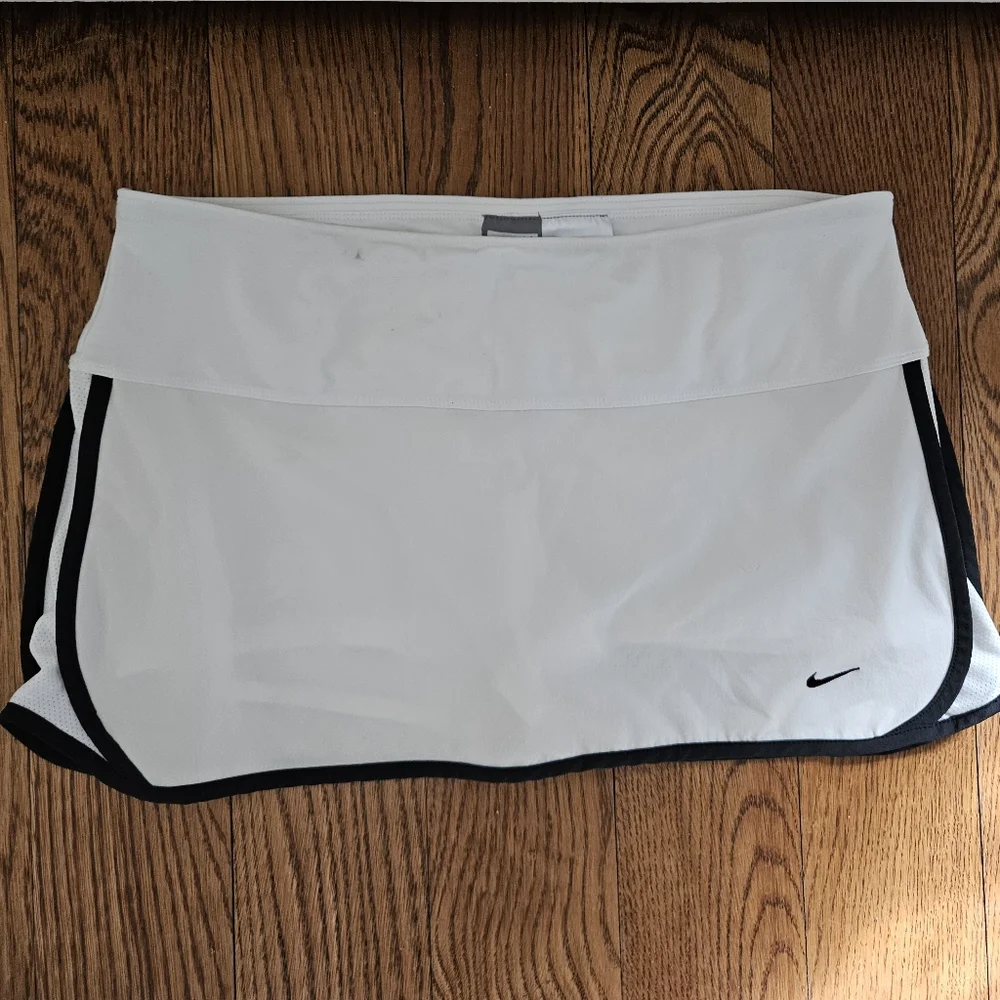 Nike Women's White and Black Athletic Skort - Size Medium - Picture 6 of 12
